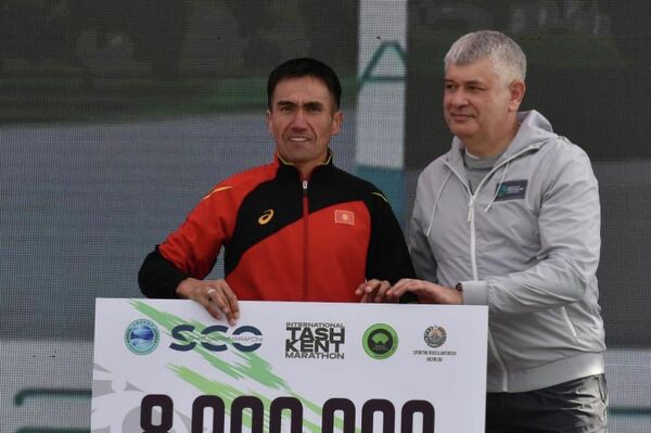 Другой отечественный легкоатлет Айтпай уулу Бердугул пришел в полумарафоне четвертым - Sputnik Кыргызстан