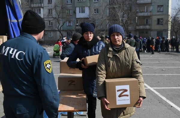 Жители Мариуполя получают гуманитарную помощь из России - Sputnik Кыргызстан