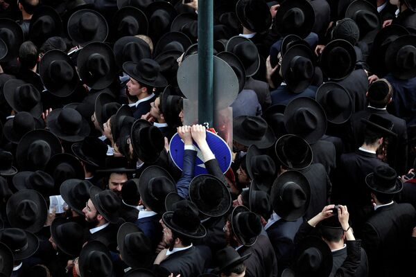 Ультраортодоксальные евреи на похоронах известного раввина недалеко от Тель-Авива (Израиль) - Sputnik Кыргызстан