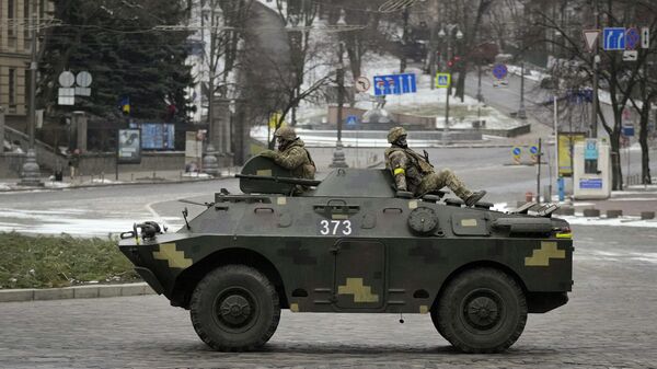 Украинские военнослужащие едут на бронетранспортере в Киеве - Sputnik Кыргызстан