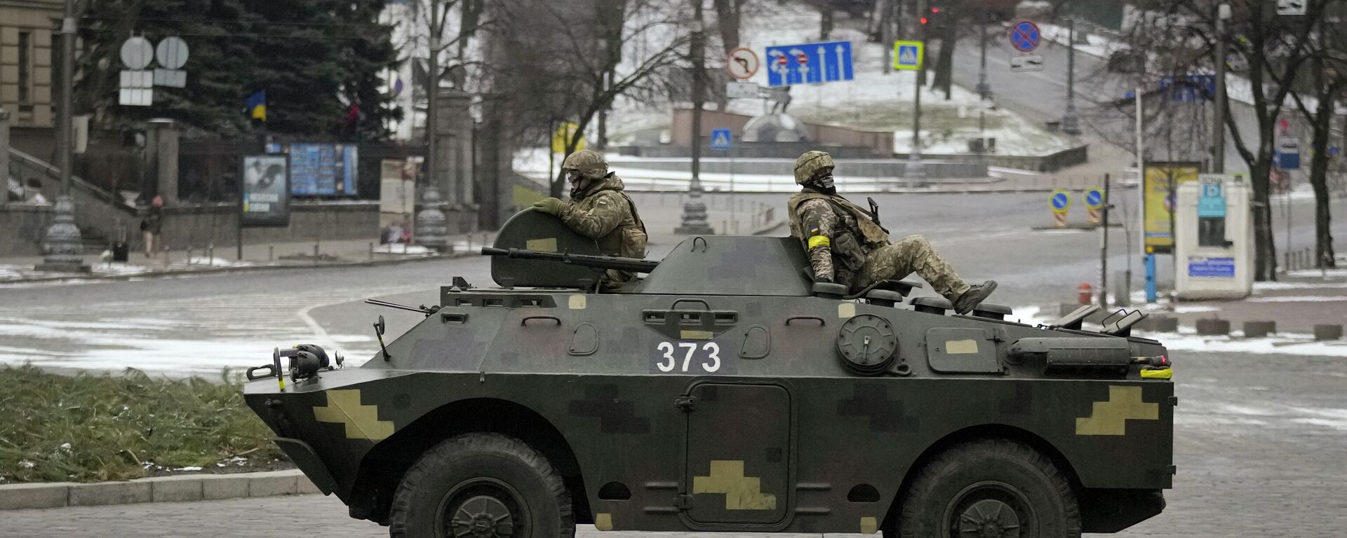 Украинские военнослужащие едут на бронетранспортере в Киеве - Sputnik Кыргызстан, 1920, 28.03.2022