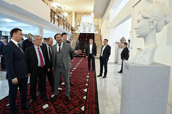 После просмотра спектакля перед зрителями с поздравительной речью выступил государственный секретарь Суйунбек Касмамбетов - Sputnik Кыргызстан