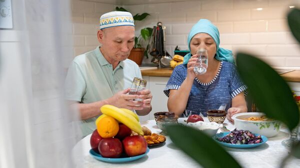 Семья во время вечернего разговения (вечернего приёма пищи) в период священного месяца Рамазан. Архивное фото  - Sputnik Кыргызстан