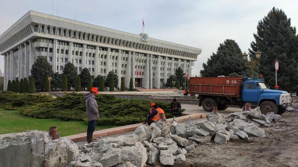 Снос фундамент забора вокруг здания Жогорку Кенеша - Sputnik Кыргызстан