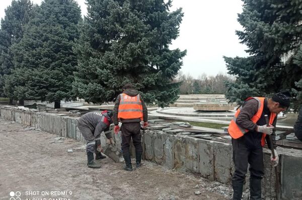 Городские службы начали менять тротуарную плитку в центре Бишкека - Sputnik Кыргызстан