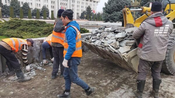 Замена брусчатки вокруг здания Жогорку Кенеша - Sputnik Кыргызстан