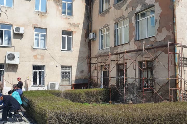 Министрлик ремонт иштери 10-15 күндө аяктай турганын, курулушчулар ишке киришкенин айтты - Sputnik Кыргызстан