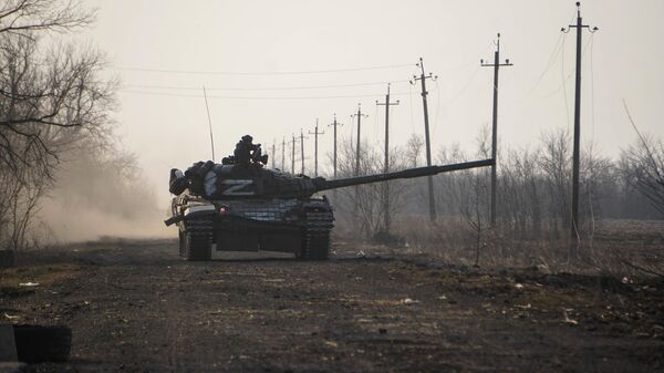 Танк Т-72 вооруженных сил ДНР в районе села Славное Донецкой области. - Sputnik Кыргызстан