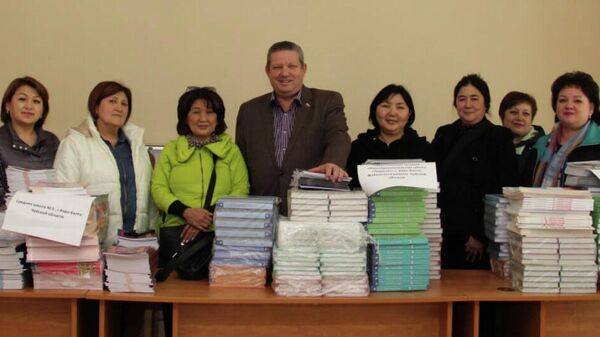 Передача 1,5 тысячи учебников от Русского дома школам в Кара-Балте  - Sputnik Кыргызстан