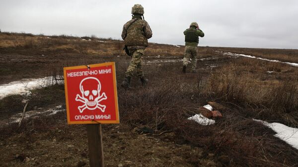 Военнослужащие ВСУ проходят по минному полю. Архивное фото - Sputnik Кыргызстан