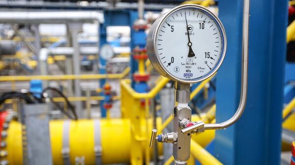 Показатель давления в измерительных линиях сырьевого газа на газоперерабатывающем заводе. Архивное фото - Sputnik Кыргызстан