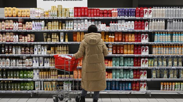 Покупатель в супермаркете в Москве. Архивное фото - Sputnik Кыргызстан