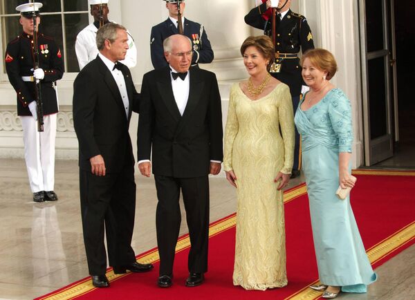 Президент США Джордж Буш (младший) и его супруга Лора Буш с премьер-министром Австралии Джоном Ховардом и его женой Джанетт Ховард во время торжественного обеда в Белом доме - Sputnik Кыргызстан