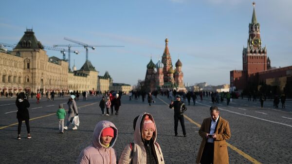 Люди на Красной площади в Москве. Архивное фото - Sputnik Кыргызстан