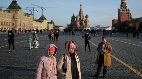 Люди на Красной площади в Москве. Архивное фото - Sputnik Кыргызстан