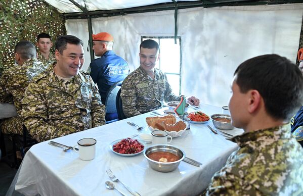 Президент Кыргызстана Садыр Жапаров также пообедал с солдатами на  полевой кухне - Sputnik Кыргызстан