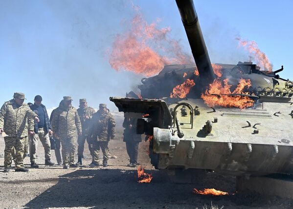 С помощью беспилотника был уничтожен танк условного противника - Sputnik Кыргызстан