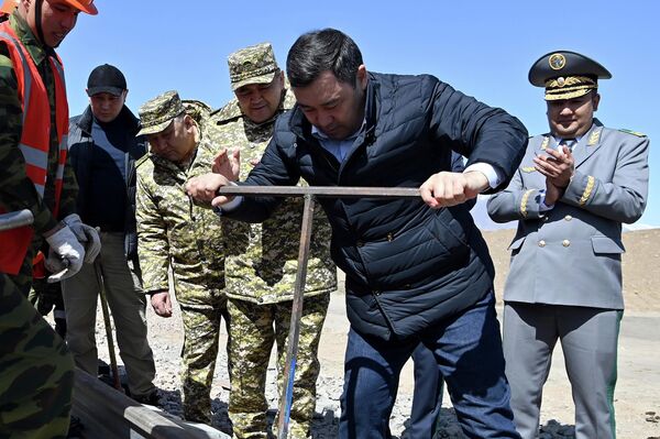 Сегодня президент Садыр Жапаров официально дал старт началу строительства железной дороги Балыкчи — Кочкор - Sputnik Кыргызстан