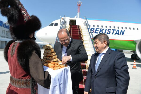 В международном аэропорту &quot;Ош&quot; его встретил председатель кабмина Акылбек Жапаров - Sputnik Кыргызстан