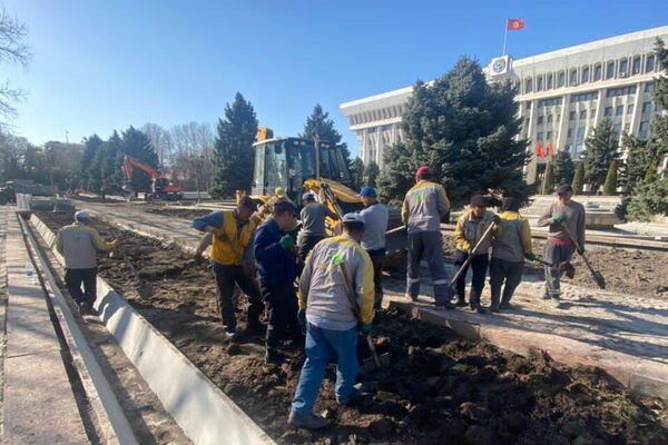 Рабочие демонтировали фундамент ограждения с южной стороны &quot;Белого дома&quot; - Sputnik Кыргызстан