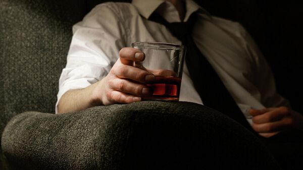Мужчина со стаканом алкогольного напитка. Иллюстративное фото - Sputnik Кыргызстан