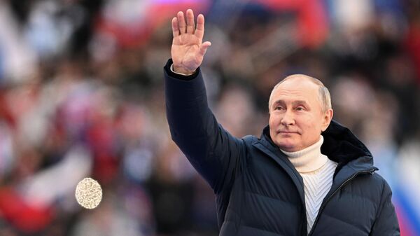 Президент РФ Владимир Путин выступает на митинге-концерте в Лужниках - Sputnik Кыргызстан