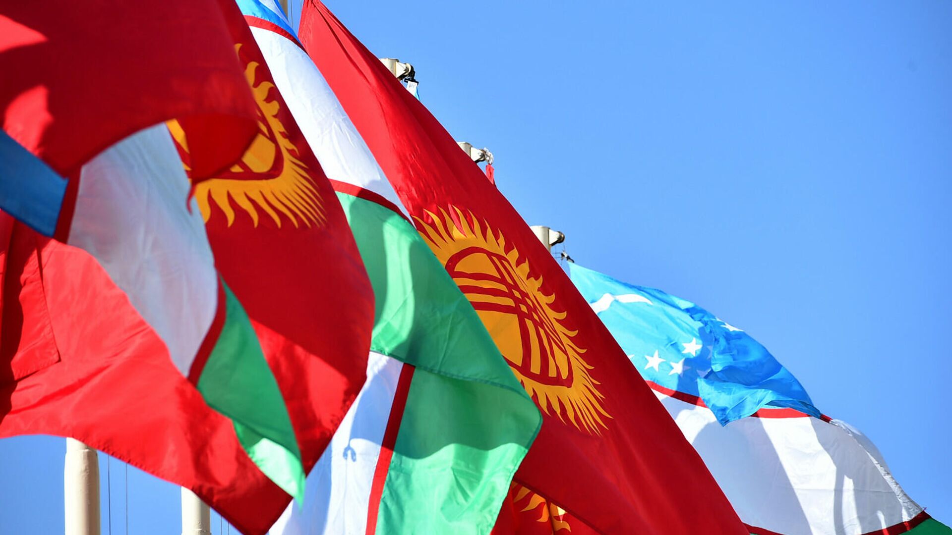 Флаги Кыргызстана и Узбекистана. Архивное фото  - Sputnik Кыргызстан, 1920, 14.11.2022
