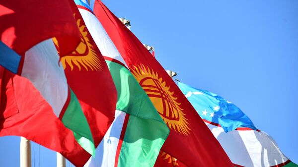 Флаги Кыргызстана и Узбекистана. Архивное фото  - Sputnik Кыргызстан