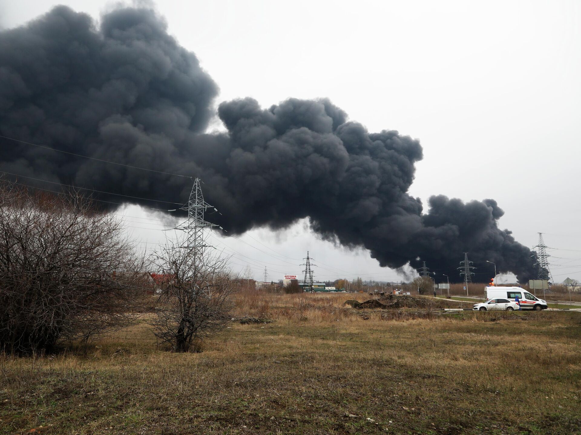 Черный дым сегодня. Пожар на нефтебазе в Белгороде. Пожар нефтебазы в Белгороде 2022. Нефтебаза в Белгородской области. ВСУ атаковали нефтебазу в Белгороде.