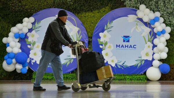 Пассажир в международном аэропорту Манас. Архивное фото - Sputnik Кыргызстан