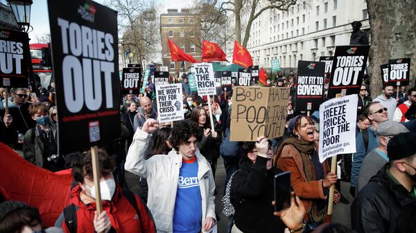 Активисты движения National Assembly вышли на антиправительственный протест в центре Лондона из-за резкого роста цен на электричество и газ - Sputnik Кыргызстан