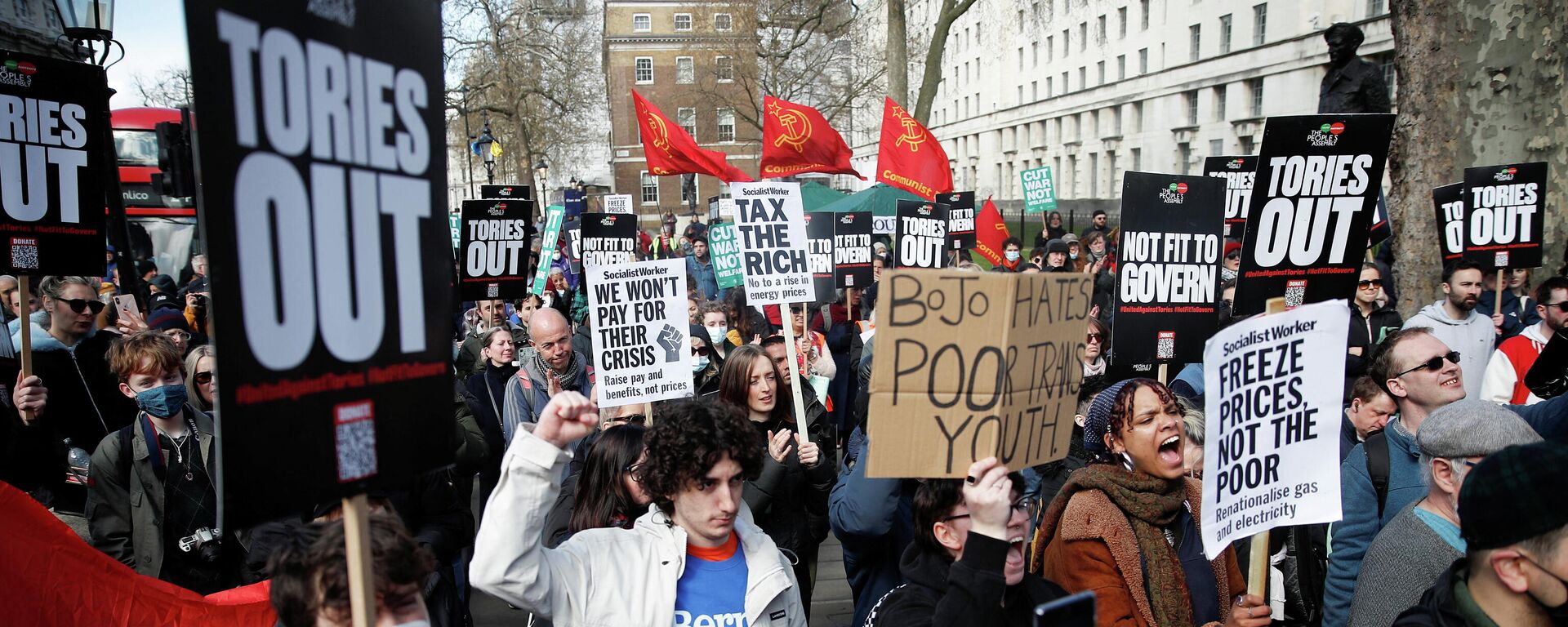 Активисты движения National Assembly вышли на антиправительственный протест в центре Лондона из-за резкого роста цен на электричество и газ - Sputnik Кыргызстан, 1920, 02.04.2022