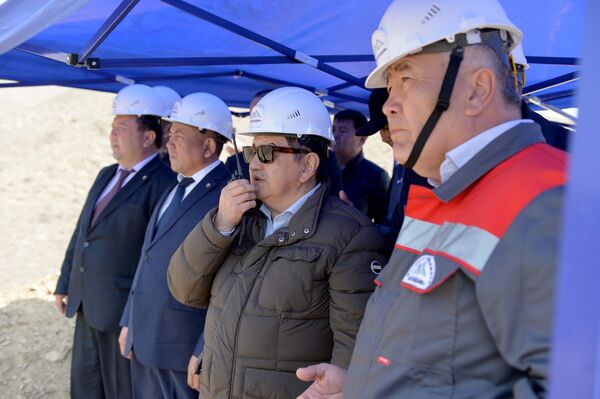 Председатель кабмина Акылбек Жапаров в ходе рабочей поездки в Баткенскую область ознакомился с началом строительства магистрального канала на участке Алгакадам в городе Кадамджае - Sputnik Кыргызстан