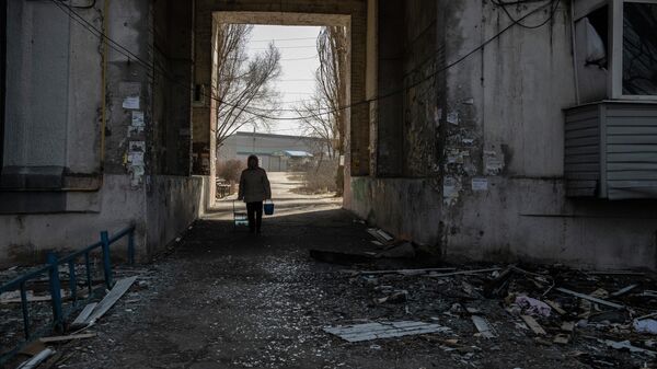 Женщина идет к месту раздачи гуманитарной помощи в Донбассе. Архивное фото - Sputnik Кыргызстан