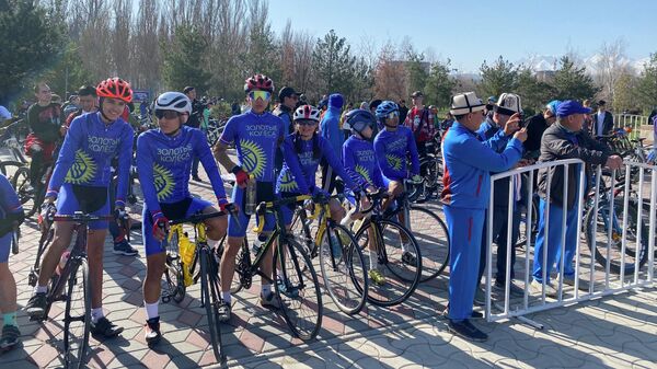 Велосипедисты на церемонии открытия велосезона в Бишкеке - Sputnik Кыргызстан