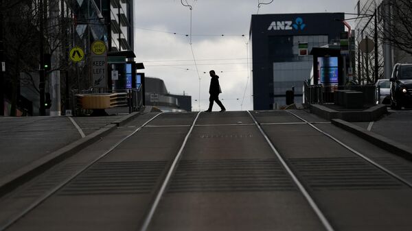 Мужчина идет по улице в центре Мельбурна. Архивное фото - Sputnik Кыргызстан
