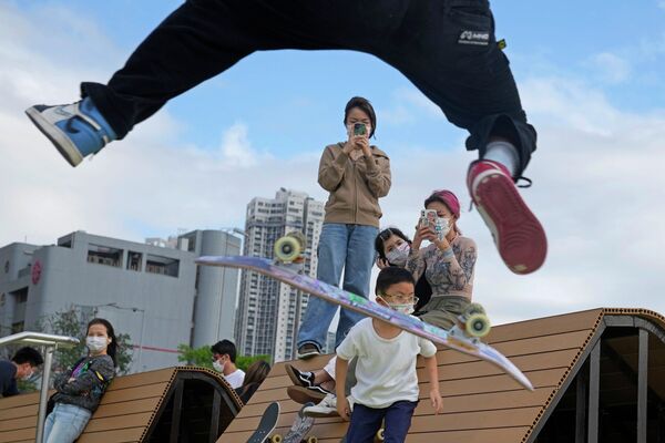 Дети в парке Гонконга (Китай) - Sputnik Кыргызстан
