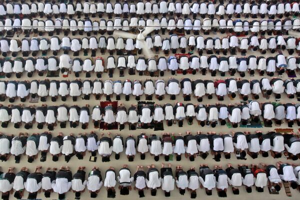Полуденная молитва в первый день священного месяца Рамазан в исламской школе-интернате в Медане (Индонезия) - Sputnik Кыргызстан