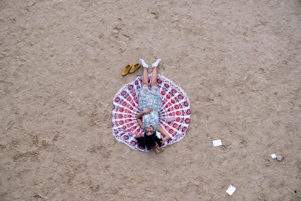 Женщина на пляже в Тель-Авиве (Израиль) - Sputnik Кыргызстан