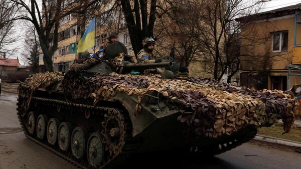 Украинские солдаты на танках в городе Буча - Sputnik Кыргызстан