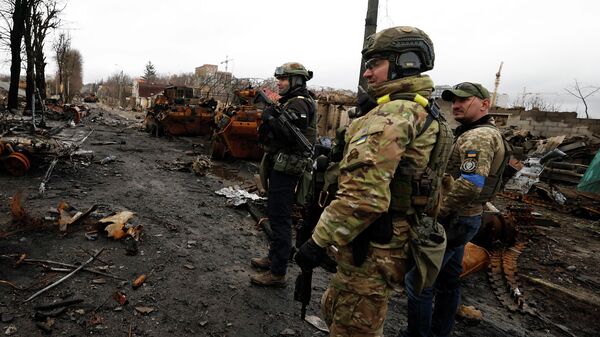 Украинские солдаты в городе Буча - Sputnik Кыргызстан
