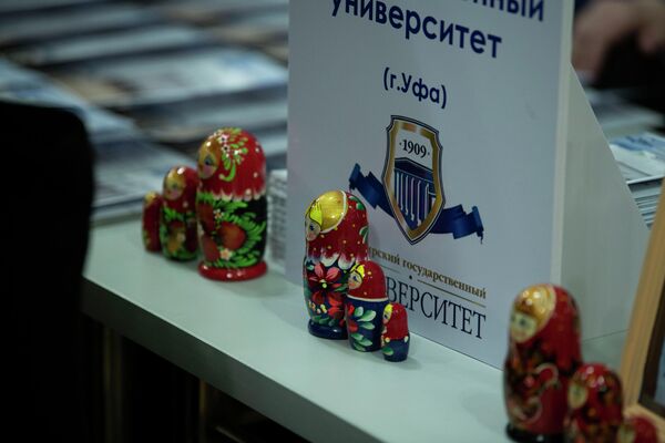 В этом году выставка российских вузов в Кыргызстане проводится 10-й раз, отметил в приветственном слове руководитель представительства Россотрудничества Виктор Нефедов - Sputnik Кыргызстан