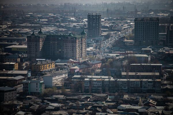 &quot;Ош шаарынын мунарасы&quot; деп аталган көп кабаттуу турак жай жана Алай жактан келе жаткан автоунаалар - Sputnik Кыргызстан