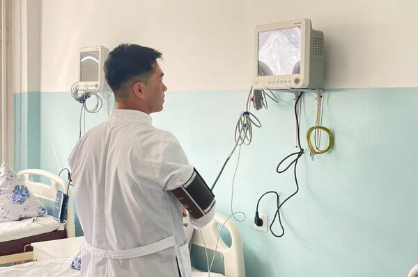 Теперь больница стала многопрофильным специализированным учреждением для оказания круглосуточной экстренной медпомощи населению при острых заболеваниях, травмах, отравлениях, а также при массовых поражениях и катастрофах - Sputnik Кыргызстан