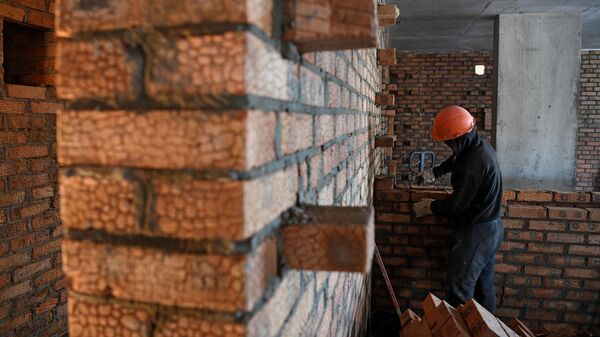 Рабочий кладет кирпичи во время строительства жилого дома. Архивное фото - Sputnik Кыргызстан