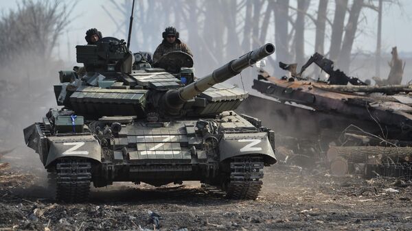Военнослужащие ДНР на танке Т-72 в поселке Степное  - Sputnik Кыргызстан