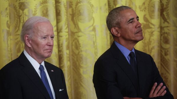 Президент США Джо Байден и бывший президент Барак Обама в восточной комнате Белого дома в Вашингтоне - Sputnik Кыргызстан
