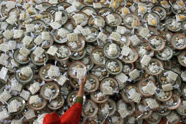 Женщина в мечети в Джокьякарте (Индонезия) готовит еду для  мусульман. Во время месяца Рамазан принято угощать людей или бесплатно раздавать еду. - Sputnik Кыргызстан