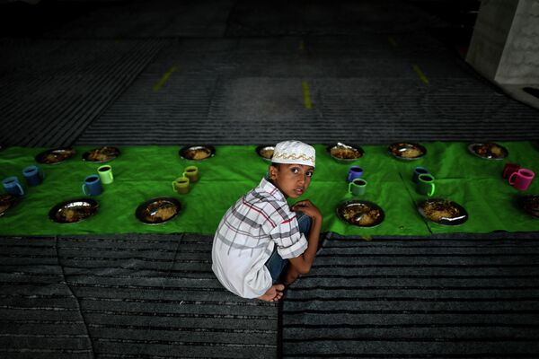 Мальчик ждет гостей на ифтар в мечети Нве Айе в Янгоне (Мьянма) - Sputnik Кыргызстан