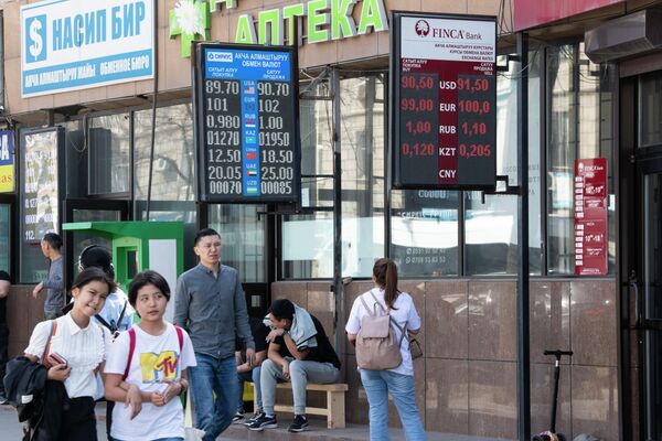 В Нацбанке говорят, что повышение курса доллара связано с психологическими факторами и ожиданиями участников рынка, а курс сома формируется свободно на внутреннем валютном рынке в зависимости от спроса и предложения иностранной валюты - Sputnik Кыргызстан